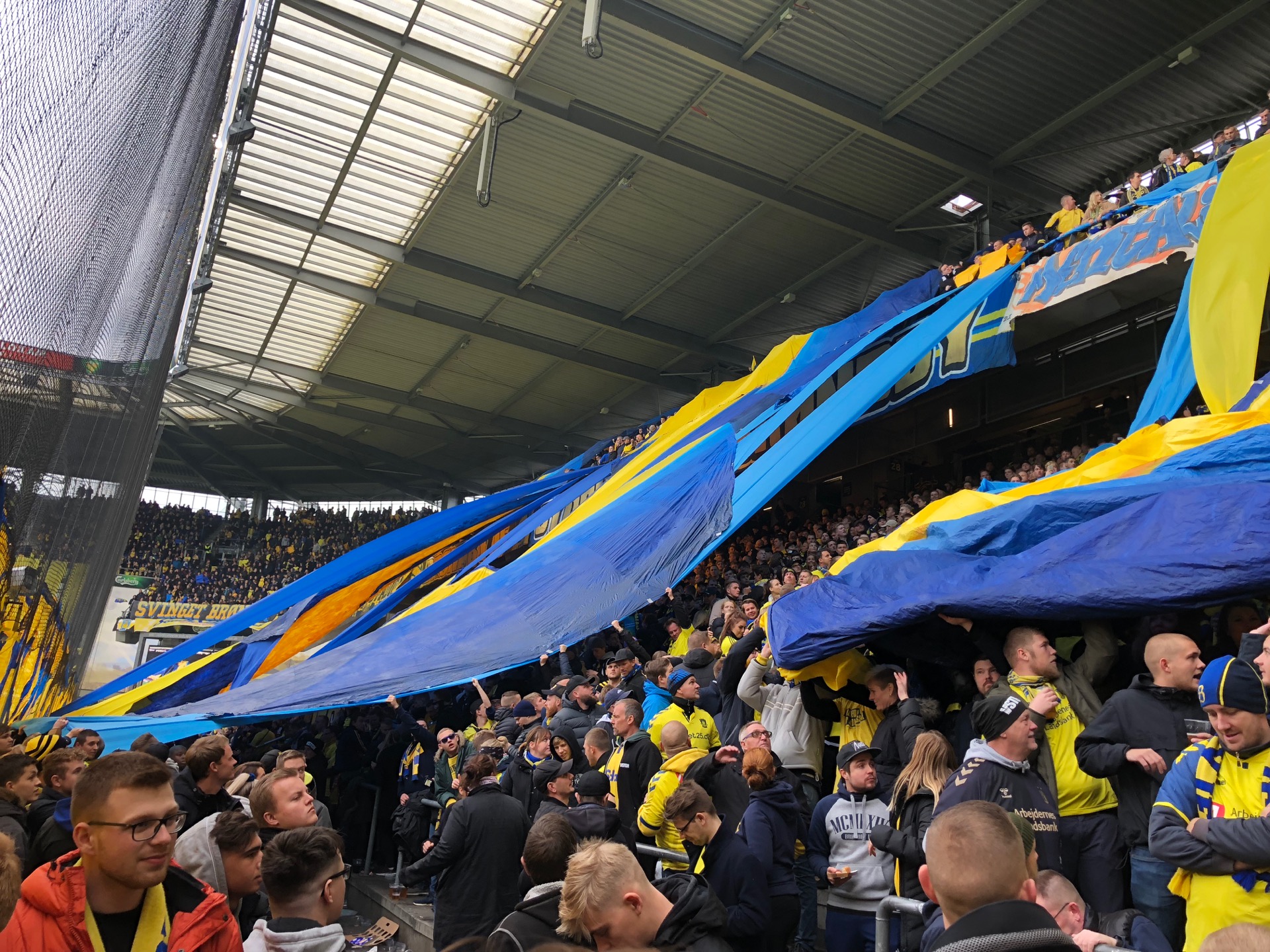 Brøndbys enorme "BIF" tifo gjøres klar.